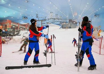 أشخاص يقوموا بالتزحلق على الجليد في سكي دبي الإمارات مول