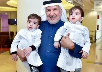 بعد عام من نجاحها.. لقطة أبوية من “الربيعة” مع التوأم “عمر وعلي”