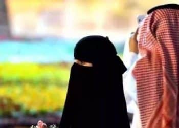 امرأة تفاجئ صديقتها