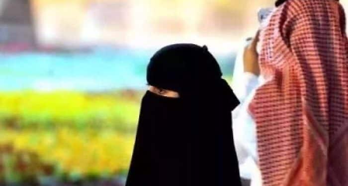 امرأة تفاجئ صديقتها