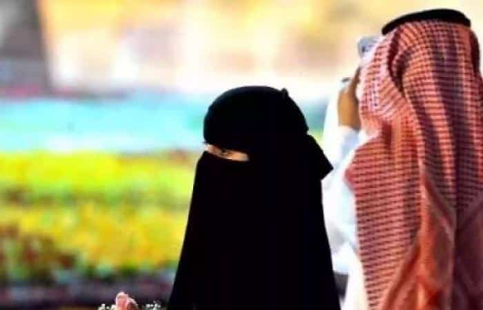 امرأة تفاجئ صديقتها