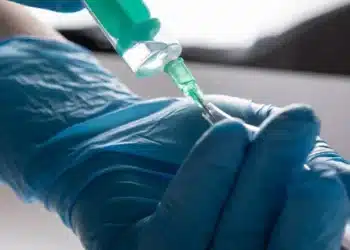 فتاة سعودية تكشف تفاصيل اخراعها حول إدخال الإبرة للوريد دون ألم