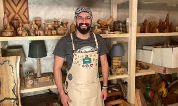 شاي سعودي يحوّل الأخشاب التالفة إلى تحف فنية