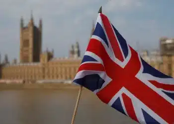 بريطانيا تشهد أسرع انخفاض للتضخم في 50 عاماً