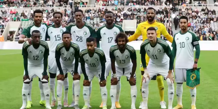 لاعب سعودي يطرد امه من البيت