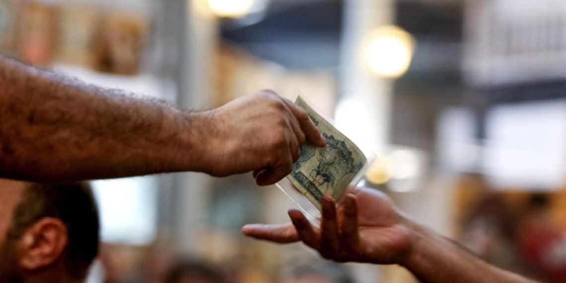 سعر 100 دولار في العراق اليوم