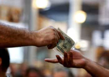 سعر 100 دولار في العراق اليوم السبت 27 كانون الثاني 2024 .. انهيار تام بالسوق السوداء