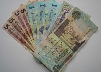 تراجع الدينار الليبي.. فرض ضريبة 27% على العملات الأجنبية