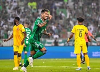 مجموعة من لاعبي فريقي الأهلي والطائي