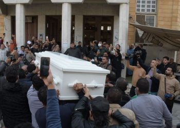 وداعاً حلمي بكر.. بالصور جثمانه يوارى الثرى في مدافن العائلة