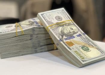 الدولار يتراجع لأدنى مستوى في أسبوعين بسبب الفائدة