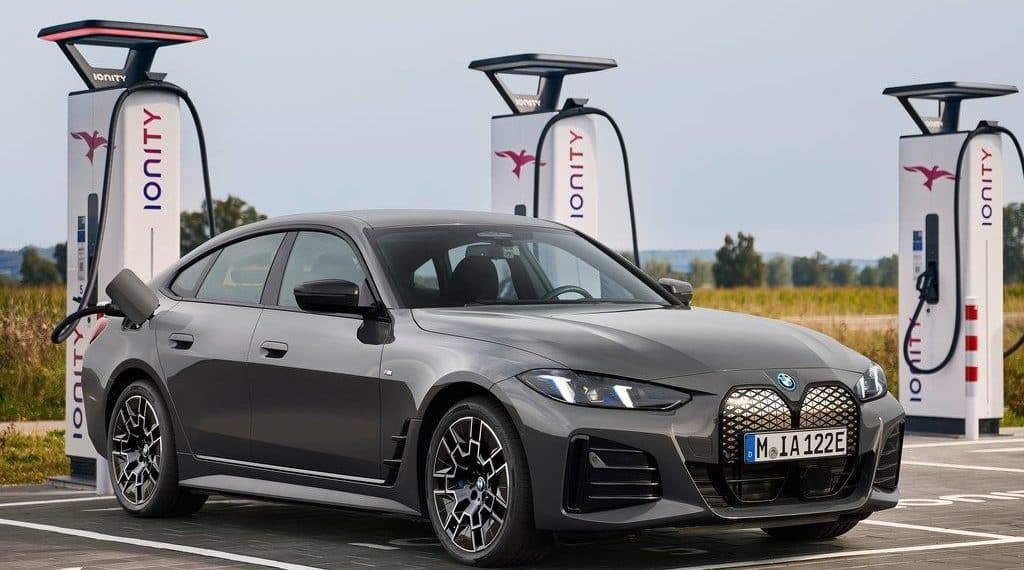 سيارة بي إم دبليو i4 الكهربائية موديل 2025