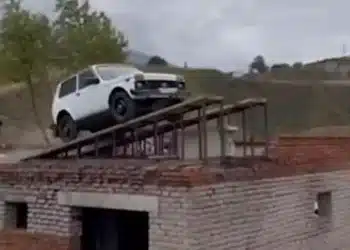 سيارة تقفز من الدور الرابع