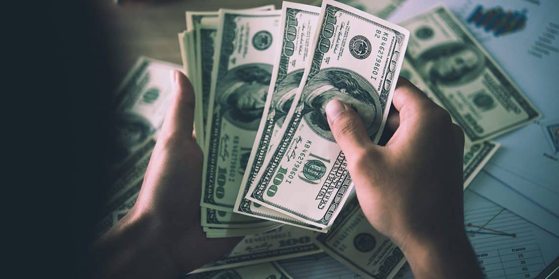 سعر 100 دولار في العراق اليوم