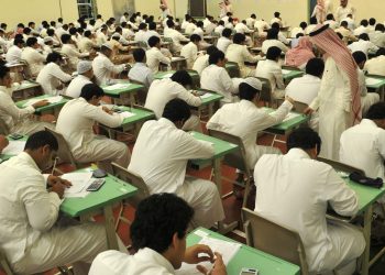 طلاب يتلقون الدرس باحدي المدارس في المملكة