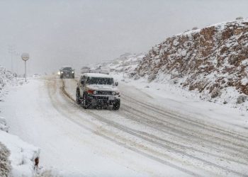 الثلوج تزين جبل اللوز في السعودية في مشاهد ساحرة