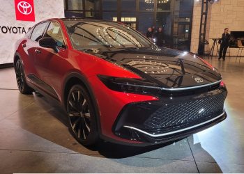 سعر سيارة تويوتا كراون 2023 في السعودية