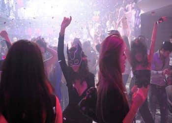 بالفيديوهات والأسماء .. نيمار يحول معسكر منتخب البرازيل إلي بيت دعارة