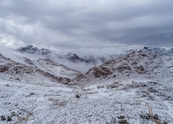 جبل اللوز في السعودية يتحول لمزار سياحي .. تعرف على السبب