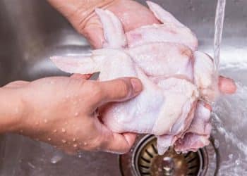 شاهد .. طاهية مشهورة تثير الجدل بشأن غسل الدجاج : يسبب هذا المرض