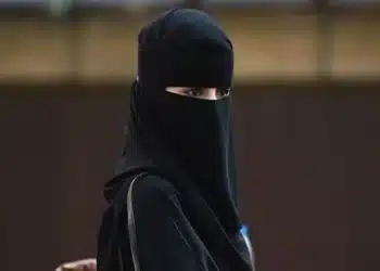 شاهد .. سيدة تثير الجدل في السعودية بهذا الفعل المثير والغير متوقع بالشارع