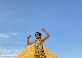 شاهد .. شمس الكويتية تستعرض جمالها أمام أبو الهول