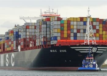 بسبب هجمات الحوثي .. أكبر شركة لشحن الحاويات تعلق عبورها في البحر الأحمر