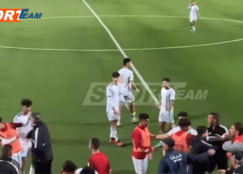 شاهد .. مدرب منتخب الجزائر يصفع لاعباً على وجه