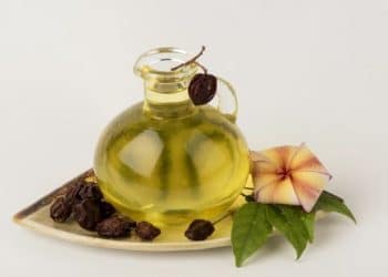 فوائد غير متوقعة لزيت النيم للشعر.. خطوات استخدامه