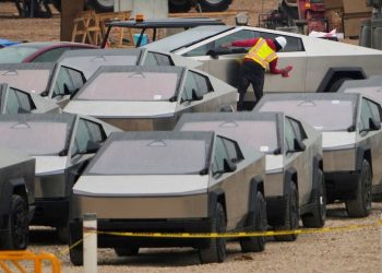 روبوت يهاجم مهندساً ويغرس مخالبه في جسده بمصنع «تسلا»