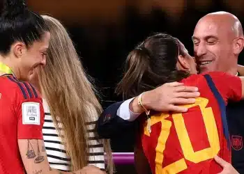 روبياليس وهو يقبل اللاعبة جيني هيرموسو