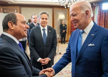 الرئيس السيسي يصافح الرئيس بايدن