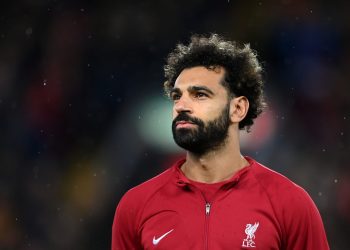 محمد صلاح بالتيشرت الأحمر