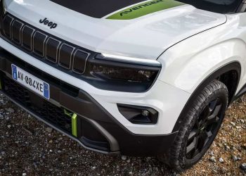 سيارة جيب أفينجرز 4xe الهجين الجديدة