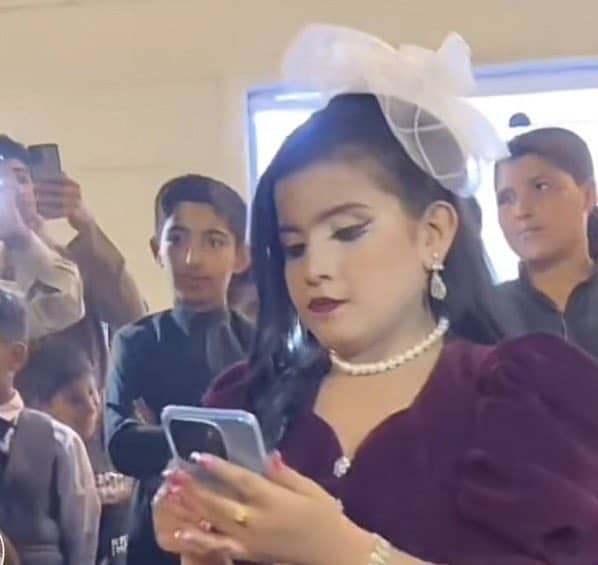 الطفلة العراقية أم البنفسجي