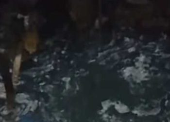 أرض تبتلع منزل