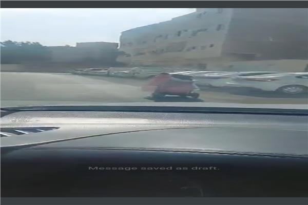 أم توصل ابنتها المدرسة بكرسي متحرك في السعودية