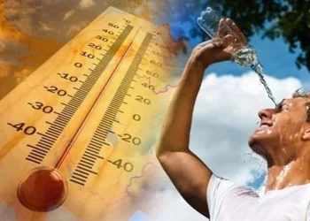 رجل يسكب ماء علي وجه لشدة الحرارة