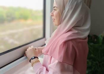 اريج محمد قنن .. تعرف على المعلمة الفلسطينية التي شغل السوشيال ميديا