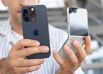 أول هاتف iPhone قابل للطي