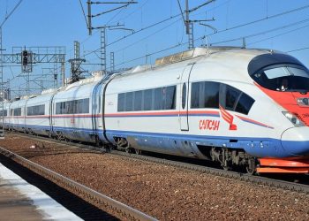 سير القطار الكهربائي الخفيف علي القضبان