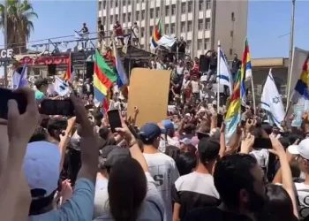 تظاهرات واسعة ترفع شعارات الانفصال .. ماذا يحدث في السويداء؟