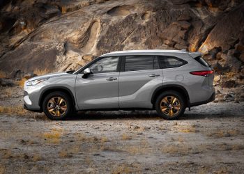 سيارة تويوتا هايلاندر الهايبرد 2024