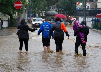 فيضانات مدمرة