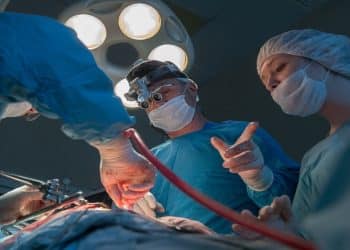 في بث مباشر بـ7 دول .. طب قصر العيني يجري عملية “بدون جراحة تقليدية”