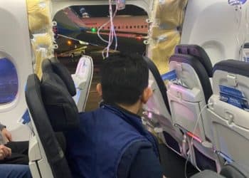 انفجار نافذة طائرة