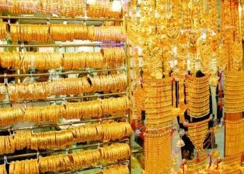 مواطنين يبعوا الذهب في الأردن