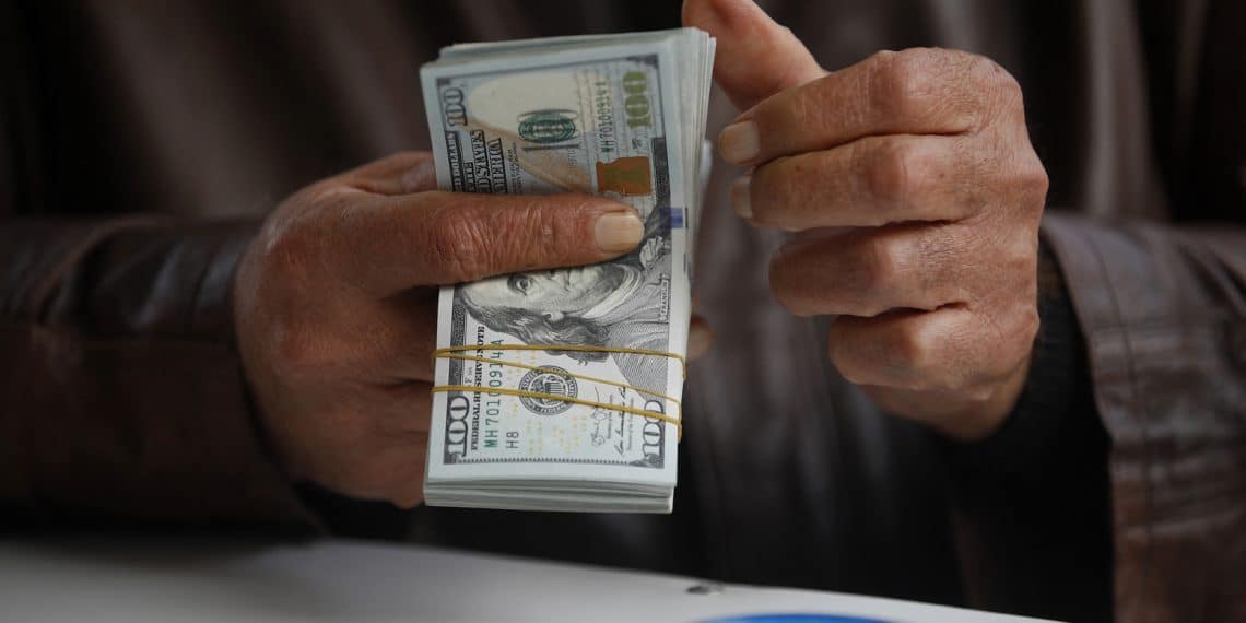 سعر 100 دولار في العراق اليوم