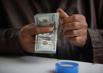 سعر 100 دولار في العراق اليوم
