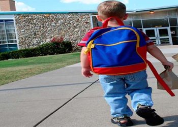 طفل يذهب إلى المدرسة